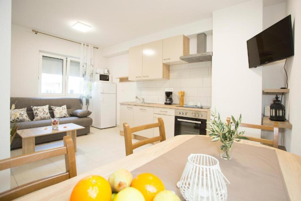 Apartments Panorama With Seasonal Pool Слатине Екстериор снимка