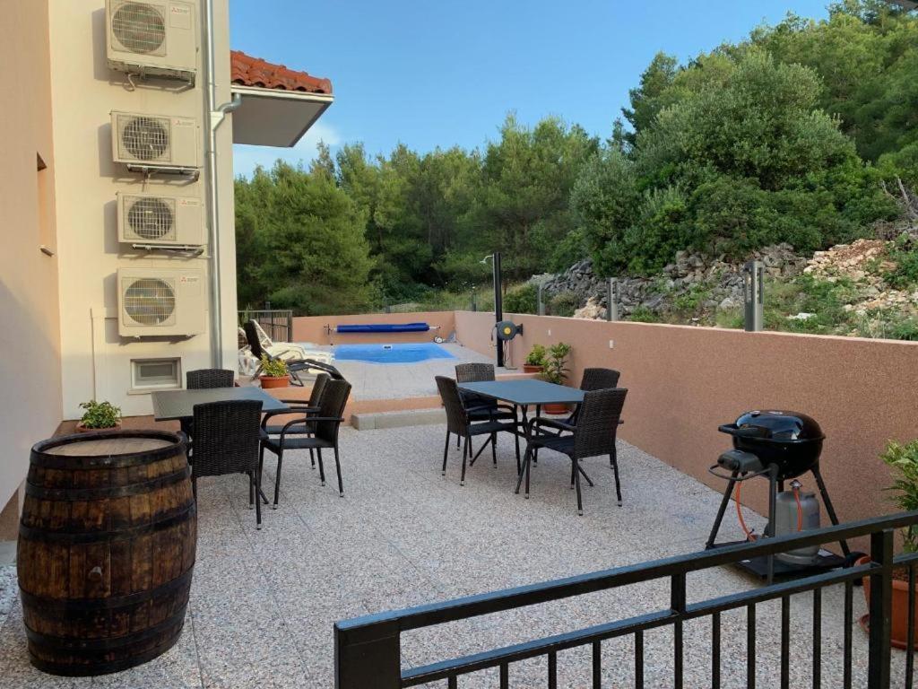 Apartments Panorama With Seasonal Pool Слатине Екстериор снимка