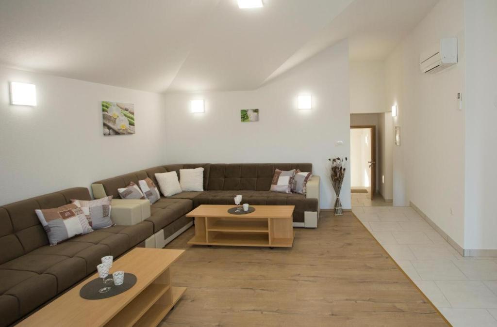 Apartments Panorama With Seasonal Pool Слатине Екстериор снимка