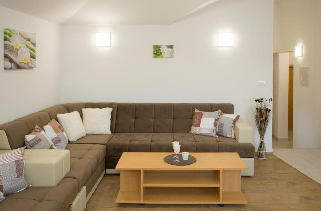 Apartments Panorama With Seasonal Pool Слатине Екстериор снимка