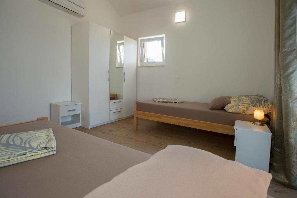 Apartments Panorama With Seasonal Pool Слатине Екстериор снимка