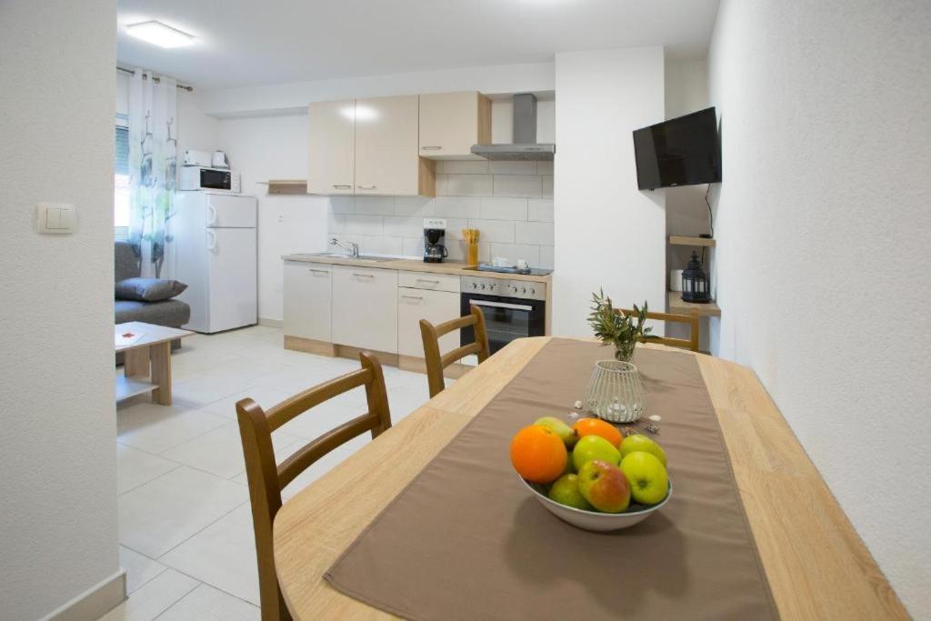 Apartments Panorama With Seasonal Pool Слатине Екстериор снимка