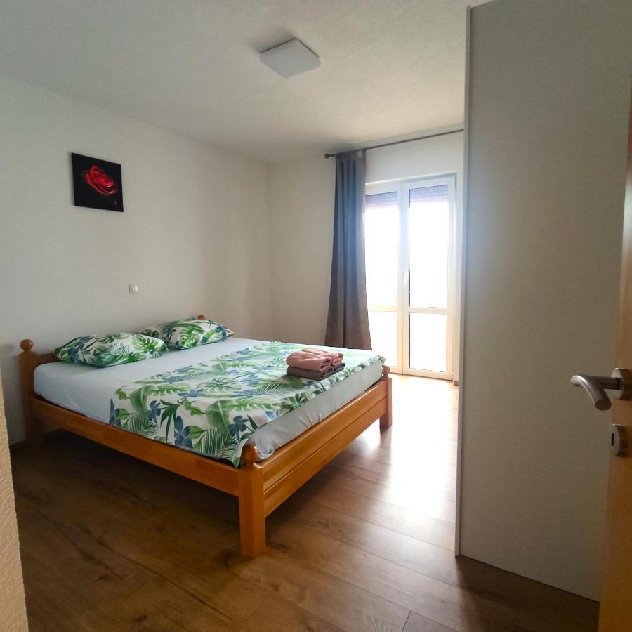 Apartments Panorama With Seasonal Pool Слатине Екстериор снимка